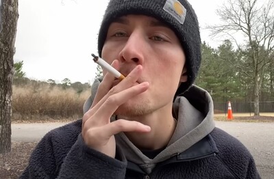 Лечение зависимости от табакокурения в Сорочинске Мужчина с сигаретой делает затяжку