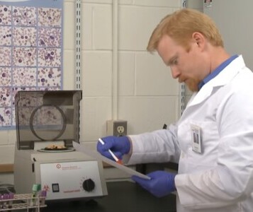 Клиника лечения наркозависимости в Сорочинске Врач в кабинете клиники