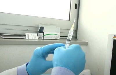 Проведение кодирования Вивитролом в Сорочинске Шприц с Вивитролом в руках у врача